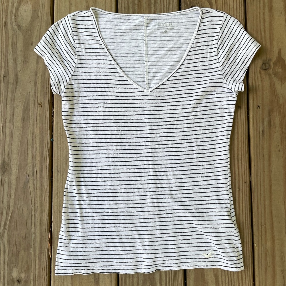 Short sleeve Hollister white with black stripes t